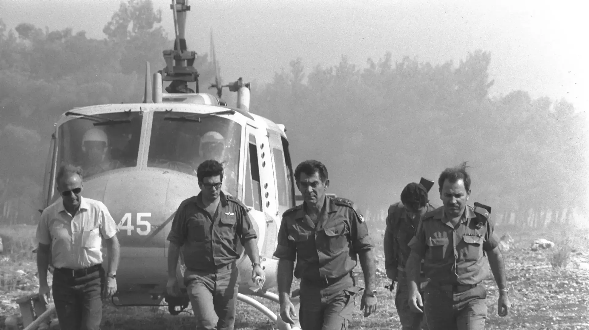 דוד אלעזר יורד ממסוק ברמת הגולן בזמן מלחמת יום כיפור, ישראל, 1973 דוד אלעזר יורד ממסוק ברמת הגולן בזמן מלחמת יום כיפור, ישראל, 1973