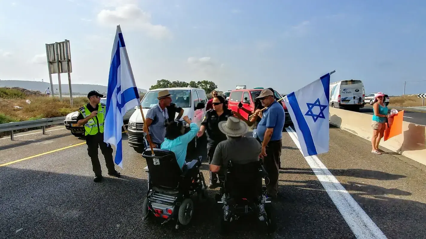 מחאת הנכים: כביש 2 נחסם לתנועה במחלף אור עקיבא לצפון