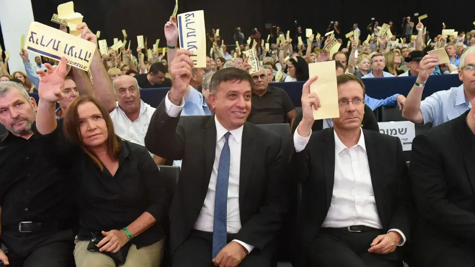 אבי גבאי שלי יחימוביץ' ובוז'י הרצוג מצביעים בועידת מפלגת העבודה, 14 בספטמבר 2017 אבי גבאי שלי יחימוביץ' ובוז'י הרצוג מצביעים בועידת מפלגת העבודה, 14 בספטמבר 2017