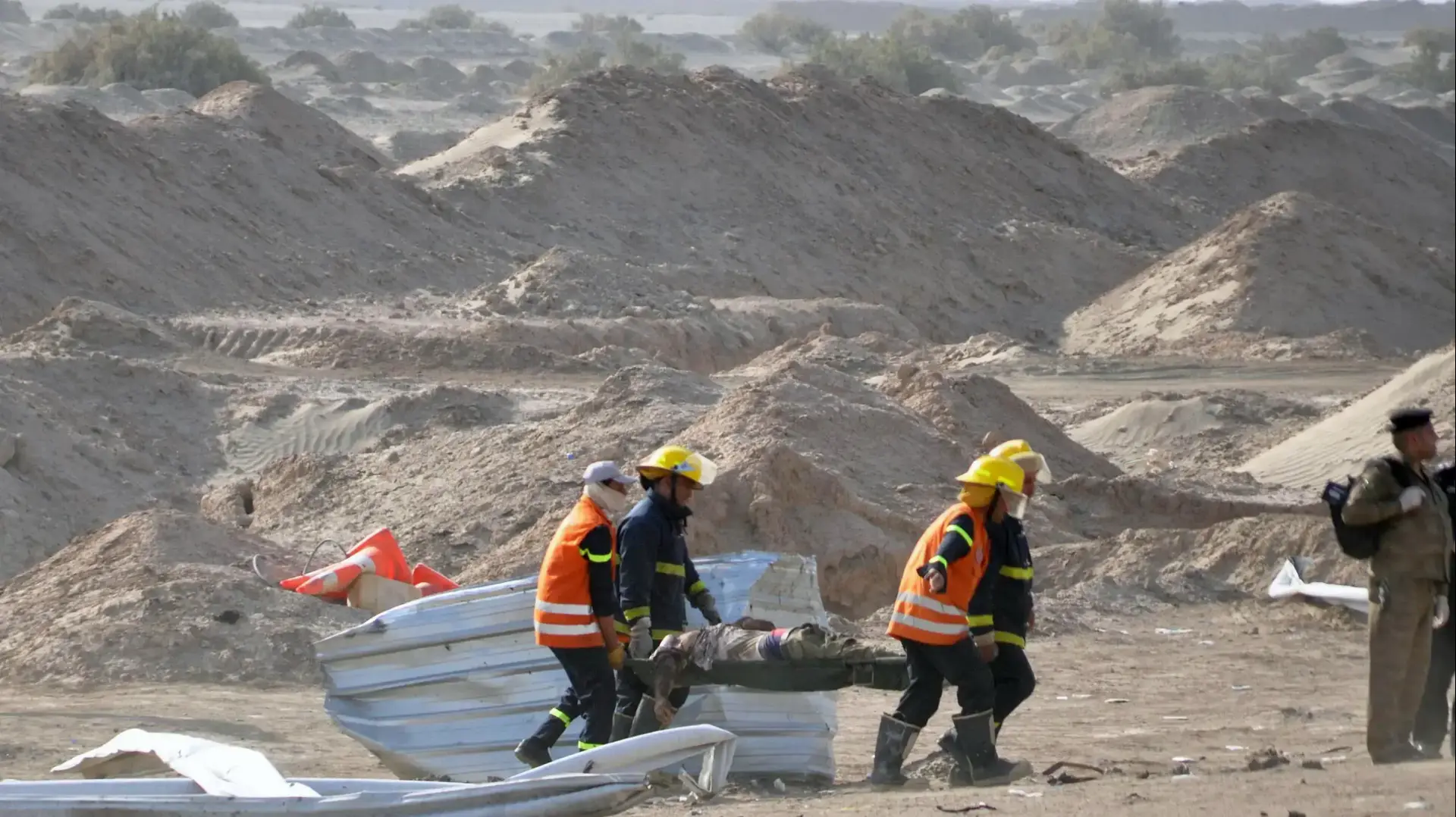 כבאים מחלצים גופה מהמחסום המשטרתי שהופצץ בפיגוע התאבדות סמוך לנוסירייה, עיראק, 14 בספטמבר 2017 כבאים מחלצים גופה מהמחסום המשטרתי שהופצץ בפיגוע התאבדות סמוך לנוסירייה, עיראק, 14 בספטמבר 2017