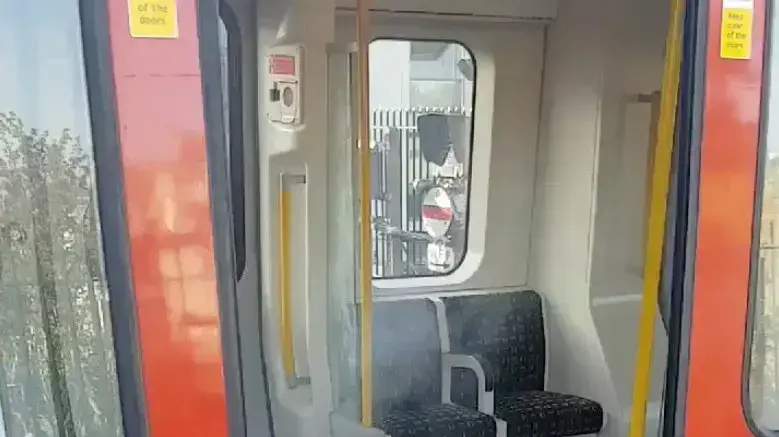 קרון הרכבת שעלה באש ברכבת התחתית בלונדון - 15 בספטמבר 2017 קרון הרכבת שעלה באש ברכבת התחתית בלונדון - 15 בספטמבר 2017