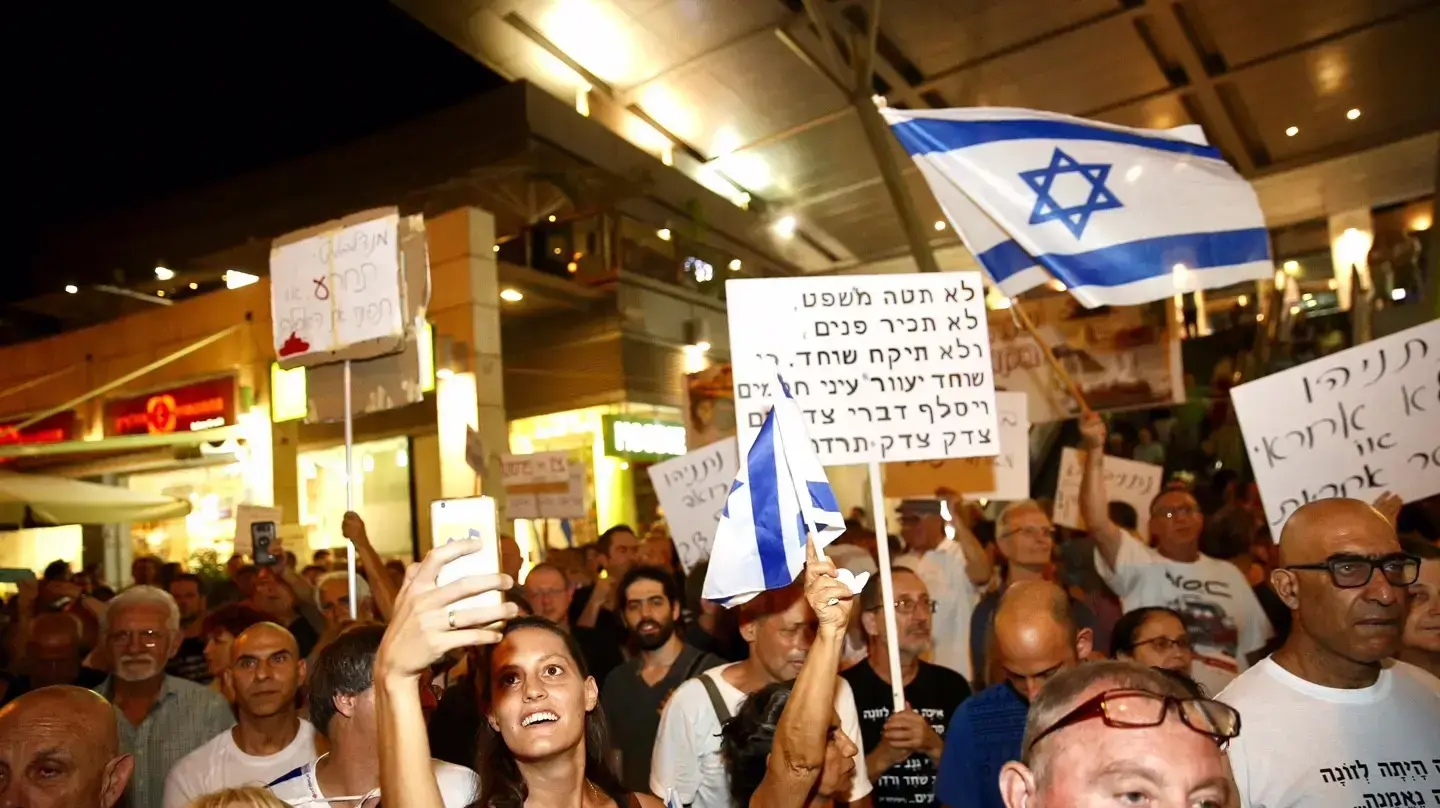 הפגנה מול בית היועמ"ש אביחי מנדלבליט, פתח תקווה 16.9.17 הפגנה מול בית היועמ"ש אביחי מנדלבליט, פתח תקווה 16.9.17