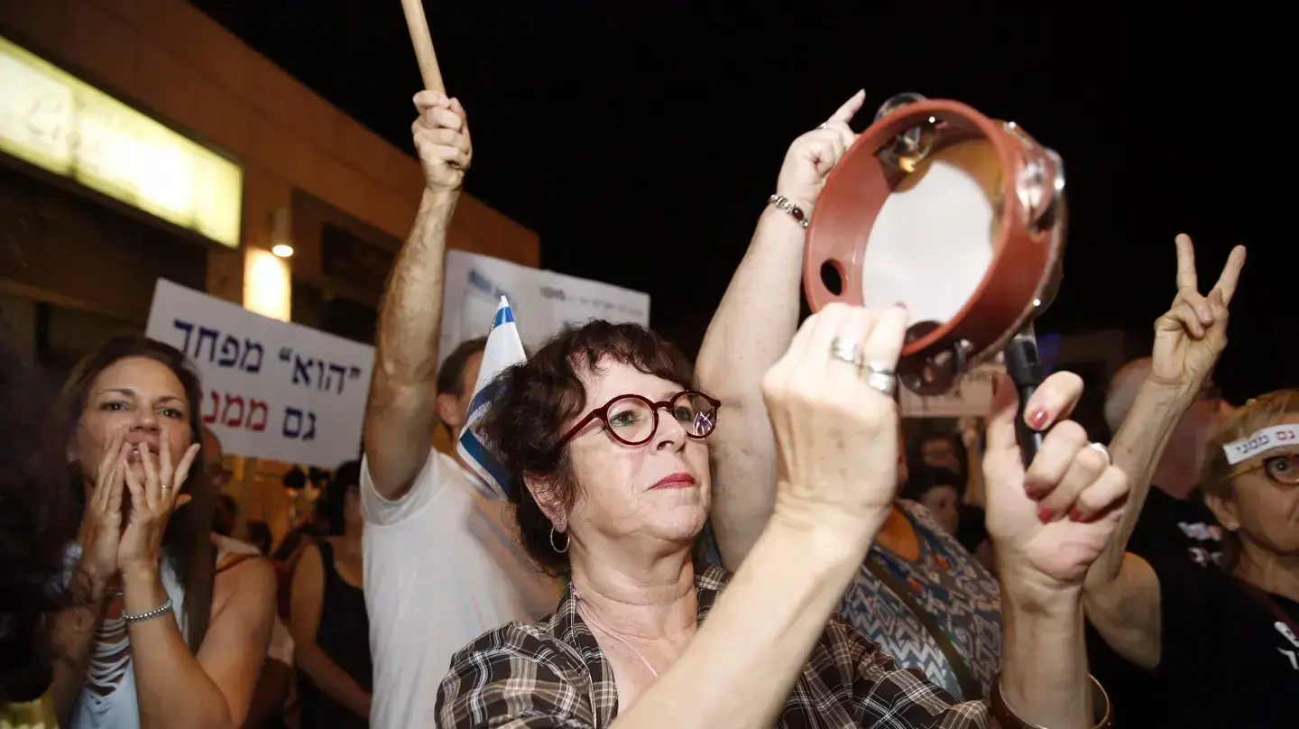 הפגנה מול בית היועמ"ש אביחי מנדלבליט, פתח תקווה 16.9.17 הפגנה מול בית היועמ"ש אביחי מנדלבליט, פתח תקווה 16.9.17