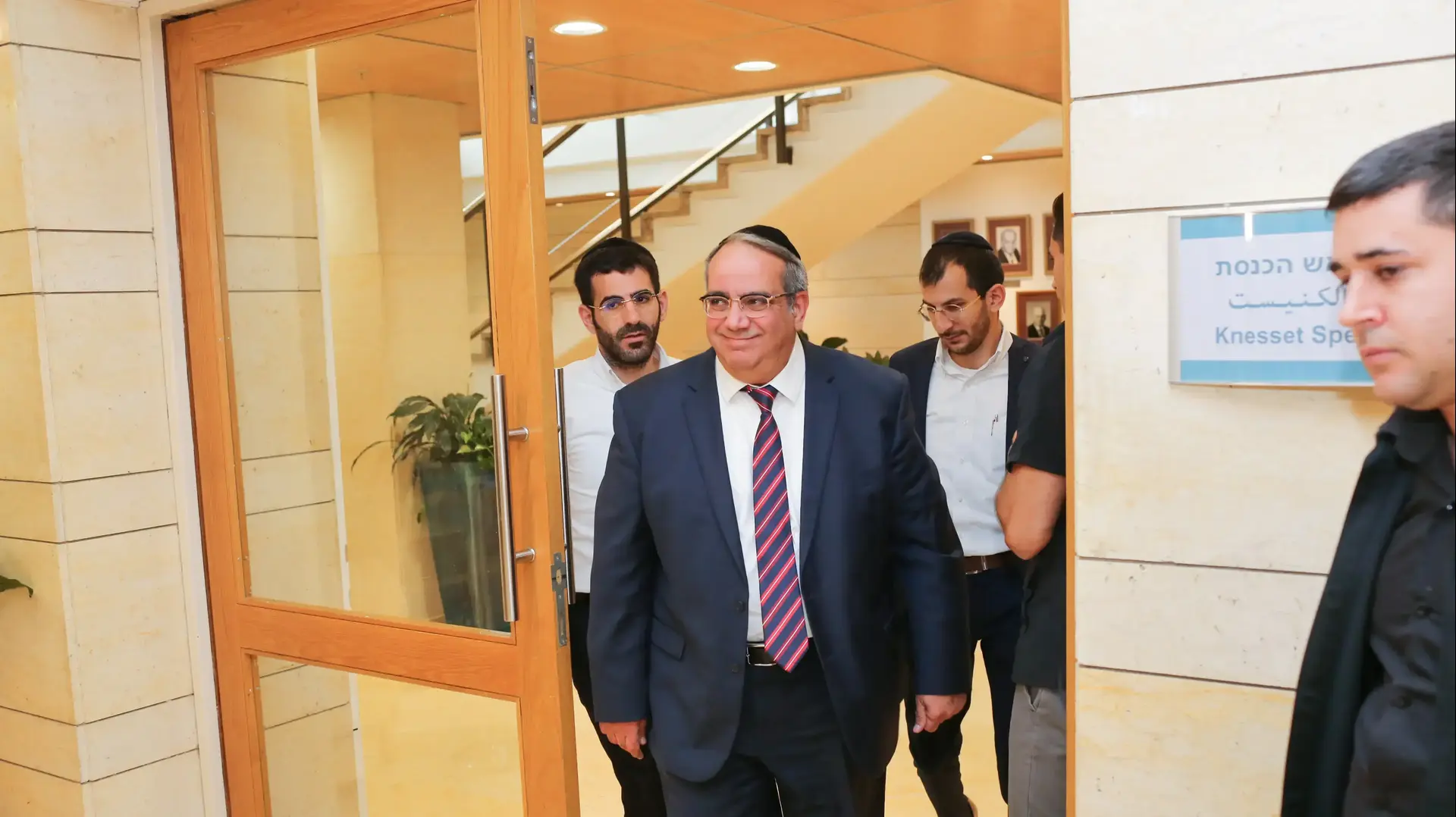 ח"כ גואטה מגיש את התפטרתו ליו?ר הכנסת יולי אדלשטיין, כנסת, ירושלים