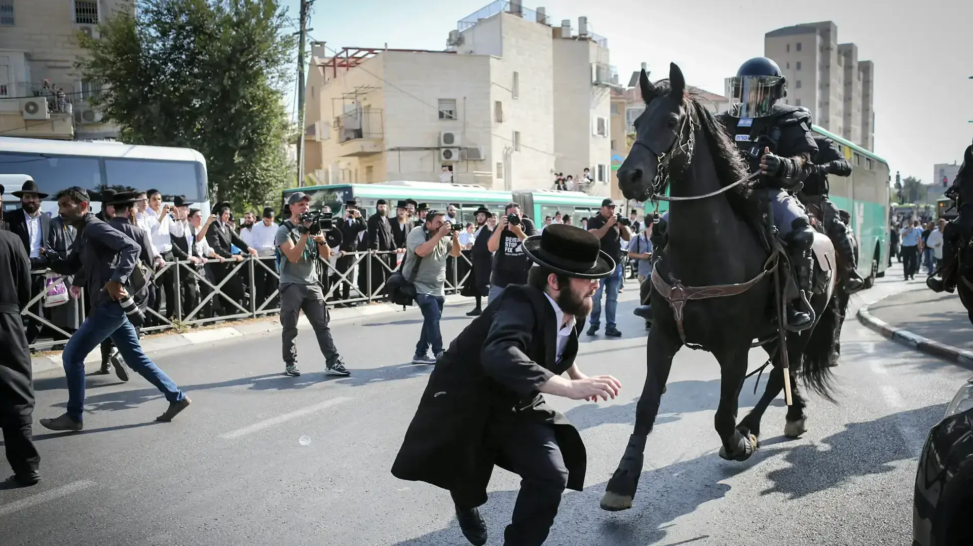 עימותים בין המשטרה לחרדים בכיכר השבת על רקע מעצר משתמט, ירושלים, 17 בספטמבר 2017 עימותים בין המשטרה לחרדים בכיכר השבת על רקע מעצר משתמט, ירושלים, 17 בספטמבר 2017