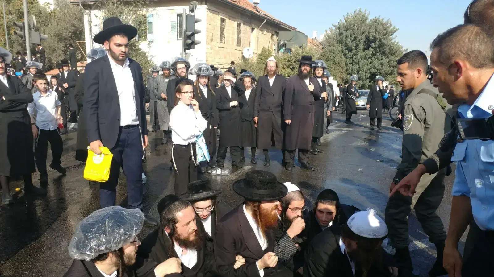 עימותים בין המשטרה לחרדים בכיכר השבת על רקע מעצר משתמט, ירושלים, 17 בספטמבר 2017 עימותים בין המשטרה לחרדים בכיכר השבת על רקע מעצר משתמט, ירושלים, 17 בספטמבר 2017