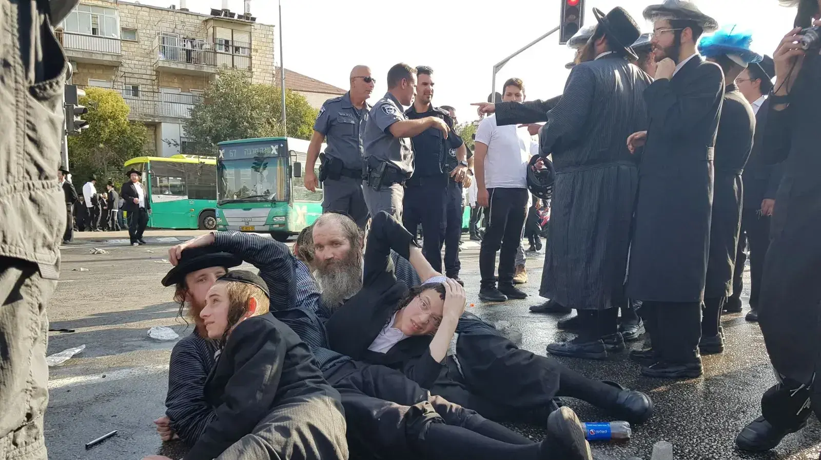 עימותים בין המשטרה לחרדים בכיכר השבת על רקע מעצר משתמט, ירושלים, 17 בספטמבר 2017 עימותים בין המשטרה לחרדים בכיכר השבת על רקע מעצר משתמט, ירושלים, 17 בספטמבר 2017