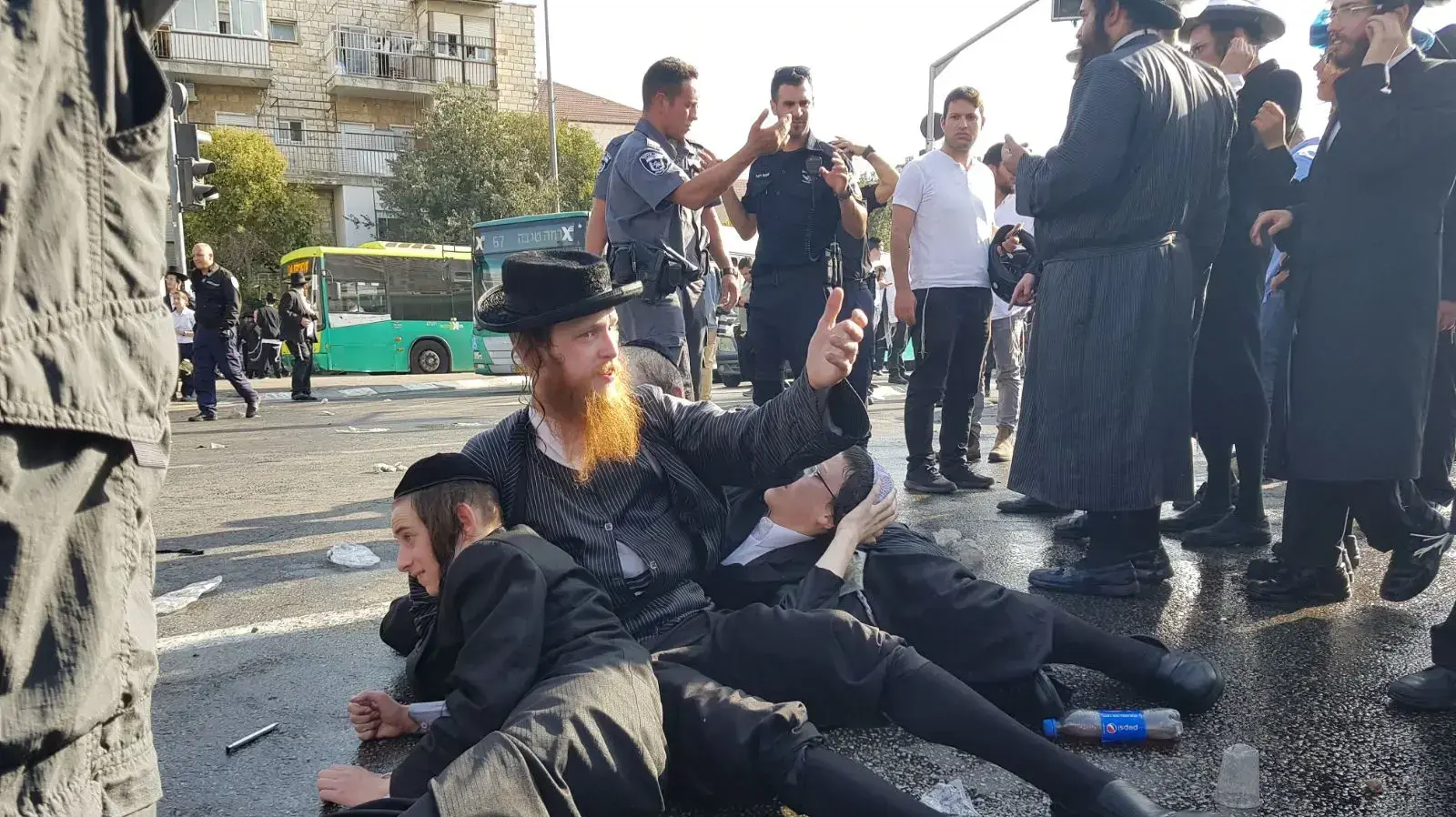 עימותים בין המשטרה לחרדים בכיכר השבת על רקע מעצר משתמט, ירושלים, 17 בספטמבר 2017 עימותים בין המשטרה לחרדים בכיכר השבת על רקע מעצר משתמט, ירושלים, 17 בספטמבר 2017
