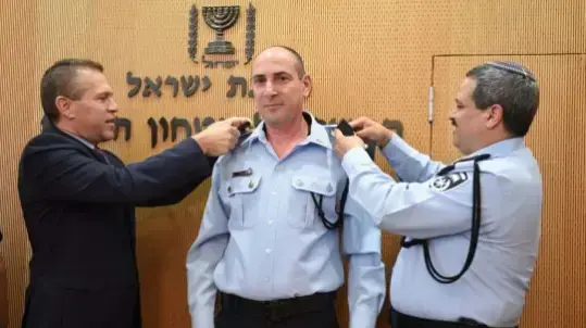 תנ"צ יגאל בן שלום מקבל את דרגותיו ממפכ"ל המשטרה רוני אלשיך והשר לבטחון הפנים גלעד ארדן תנ"צ יגאל בן שלום מקבל את דרגותיו ממפכ"ל המשטרה רוני אלשיך והשר לבטחון הפנים גלעד ארדן