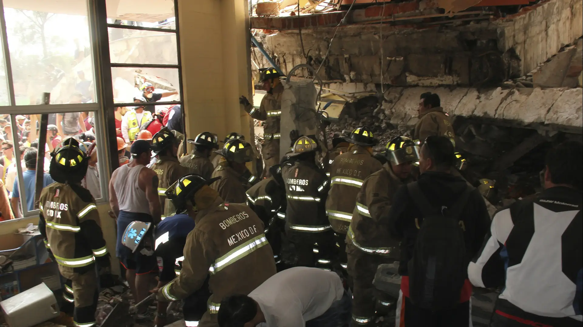 צוות חילוץ פועלים בהריסות בית ספר שקרס במקסיקו סיטי בעקבות רעידת האדמה, 20 בספטמבר 2017 צוות חילוץ פועלים בהריסות בית ספר שקרס במקסיקו סיטי בעקבות רעידת האדמה, 20 בספטמבר 2017