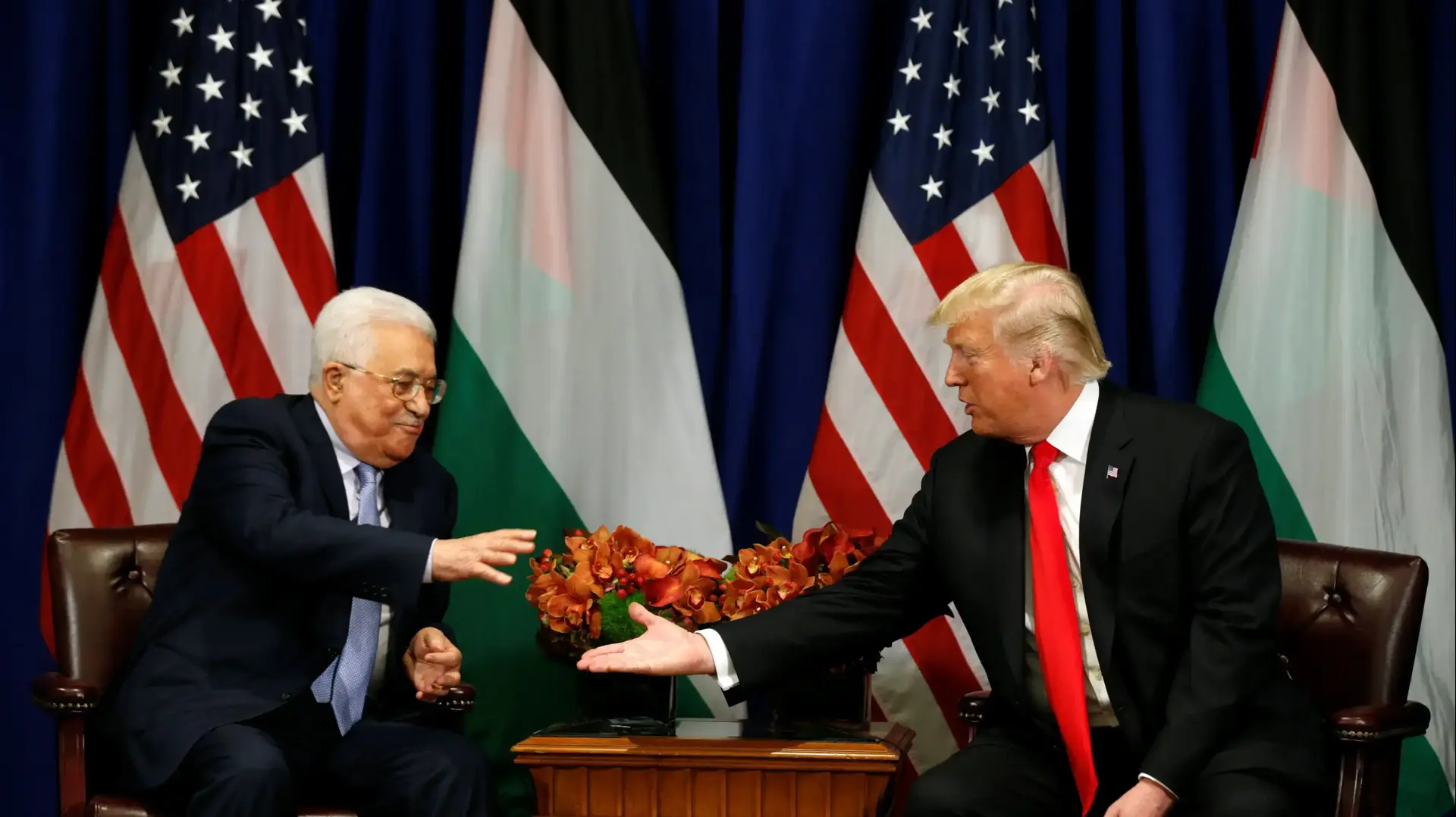 נשיא ארצות הברית דונלד טראמפ ויו"ר הרשות הפלסטינית אבו מאזן בפגישתם בניו יורק, ספטמבר 2017 נשיא ארצות הברית דונלד טראמפ ויו"ר הרשות הפלסטינית אבו מאזן בפגישתם בניו יורק, ספטמבר 2017