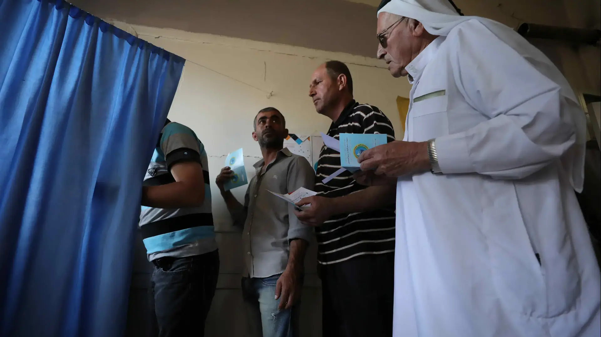 קלפי בעיר קמישלי, סוריה, במסגרת הבחירות המקומיות של הכורדים, 22 בספטמבר 2017 קלפי בעיר קמישלי, סוריה, במסגרת הבחירות המקומיות של הכורדים, 22 בספטמבר 2017