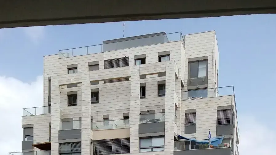 אישה מפתח תקווה מנקה את חלון ביתה בקומה -18 אישה מפתח תקווה מנקה את חלון ביתה בקומה -18