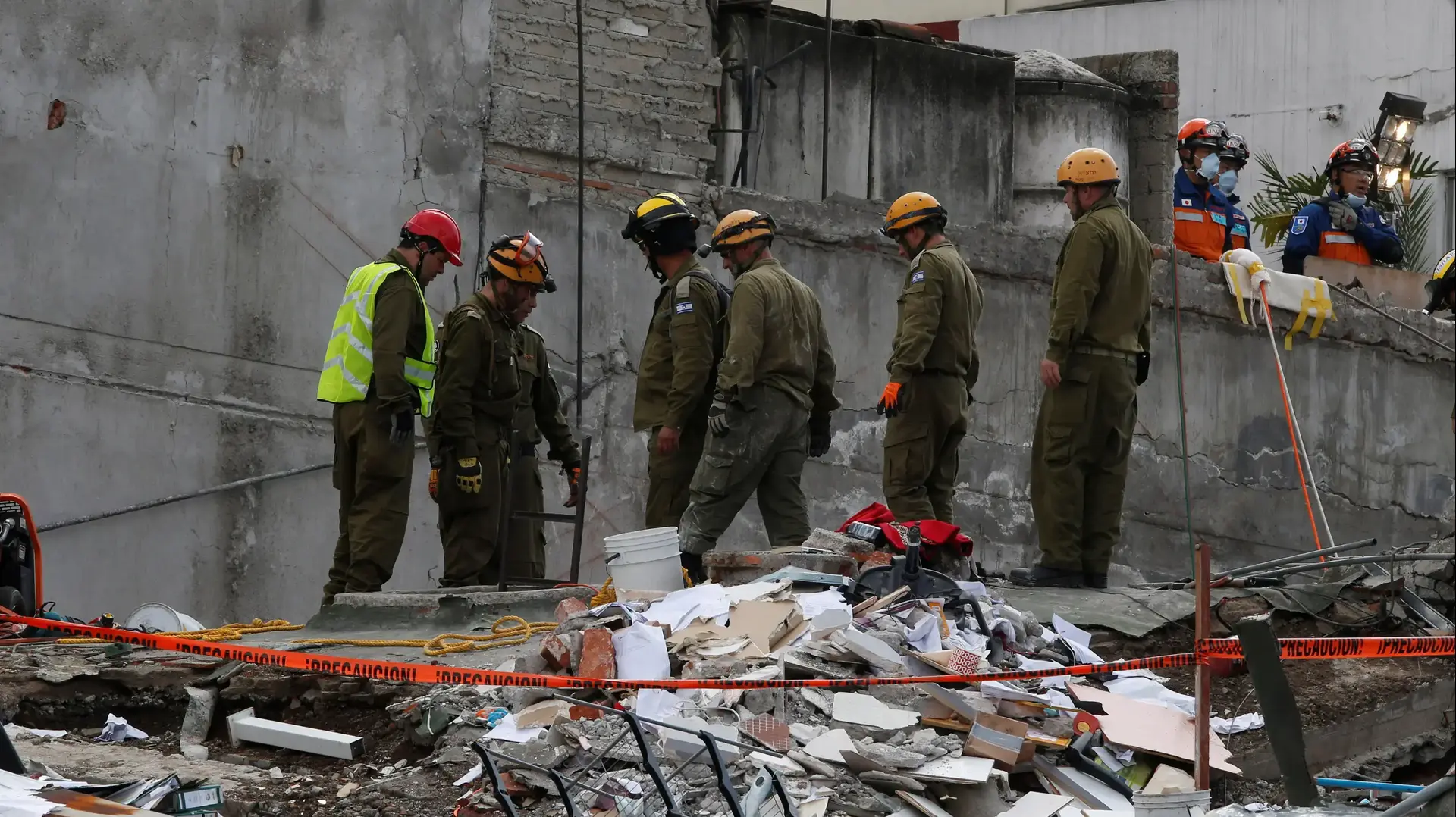 משלחת צה"ל וצוותי חילוץ מקסיקניים פועלים לחילוץ נפגעים מרעידת האדמה במקסיקו סיטי. 23 בספטמבר 2017 משלחת צה"ל וצוותי חילוץ מקסיקניים פועלים לחילוץ נפגעים מרעידת האדמה במקסיקו סיטי. 23 בספטמבר 2017