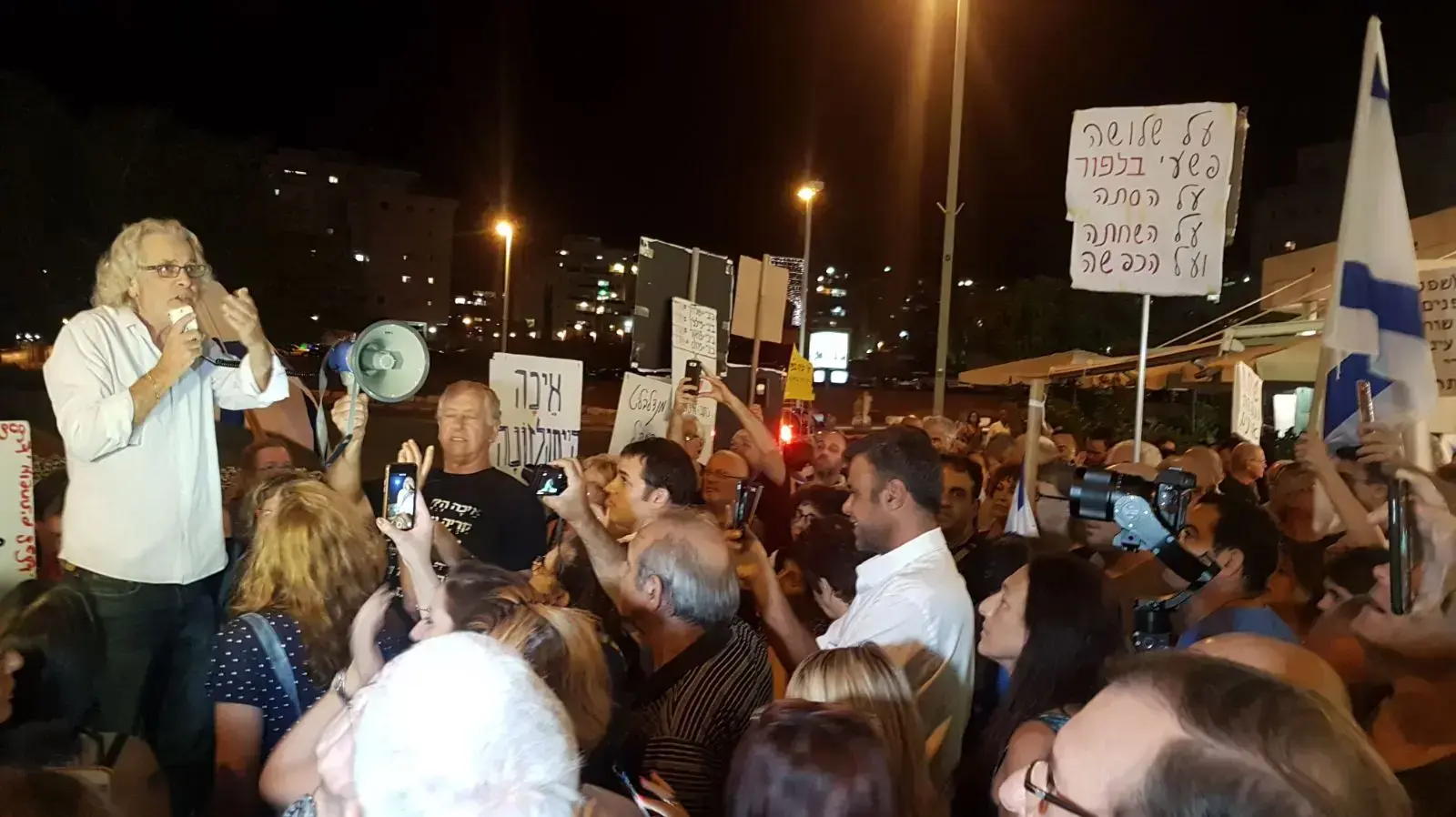 הפגנה נגד השחיתות ליד ביתו של אביחי מנדלבליט בפתח תקווה. 23 בספטמבר 2017 הפגנה נגד השחיתות ליד ביתו של אביחי מנדלבליט בפתח תקווה. 23 בספטמבר 2017
