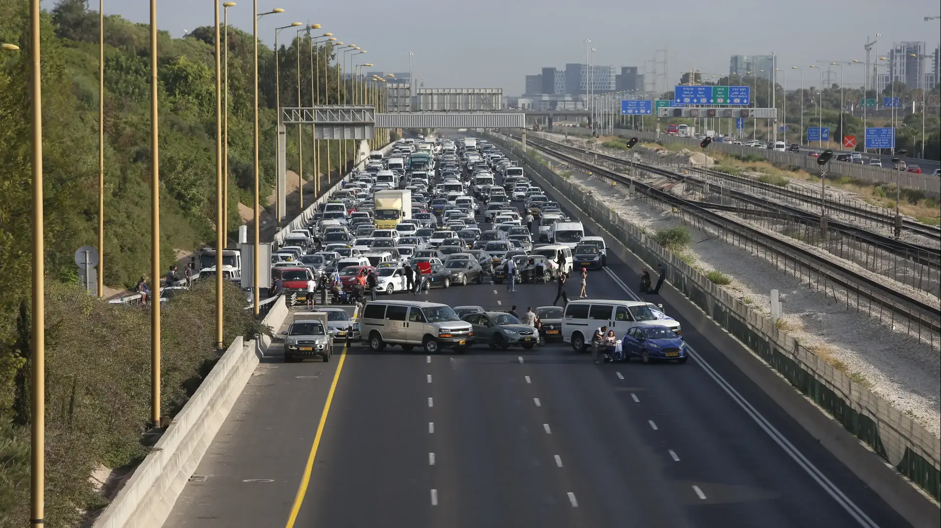 מחאת הנכים: איילון דרום נחסם לתנועה במחלף קק"ל 24.9.17 