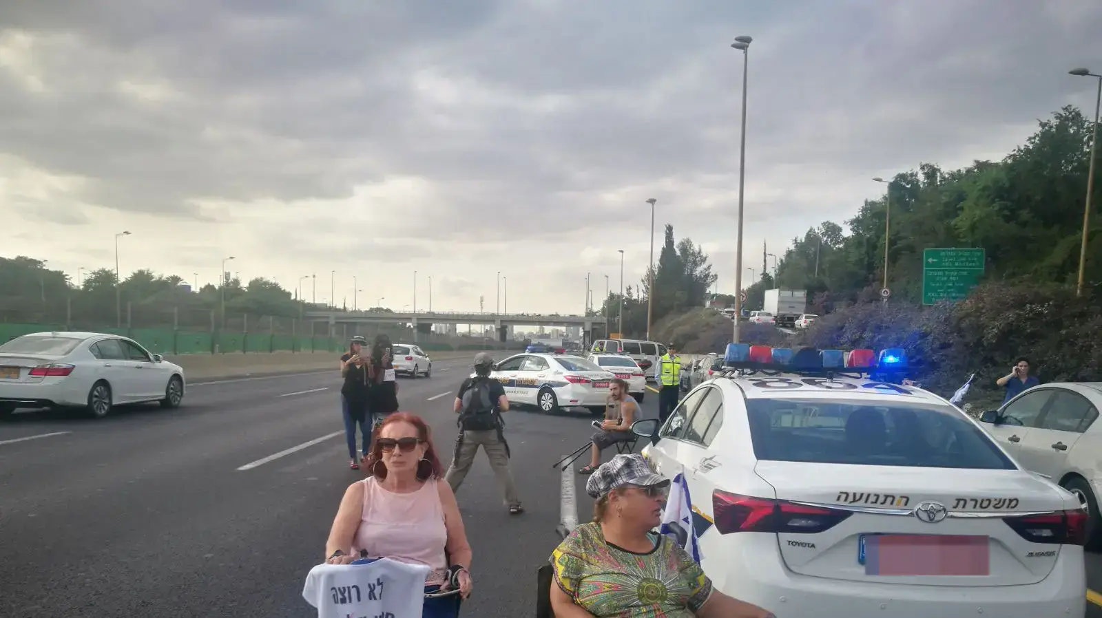 מחאת הנכים: איילון דרום נחסם לתנועה במחלף קק"ל 24.9.17 מחאת הנכים: איילון דרום נחסם לתנועה במחלף קק"ל 24.9.17