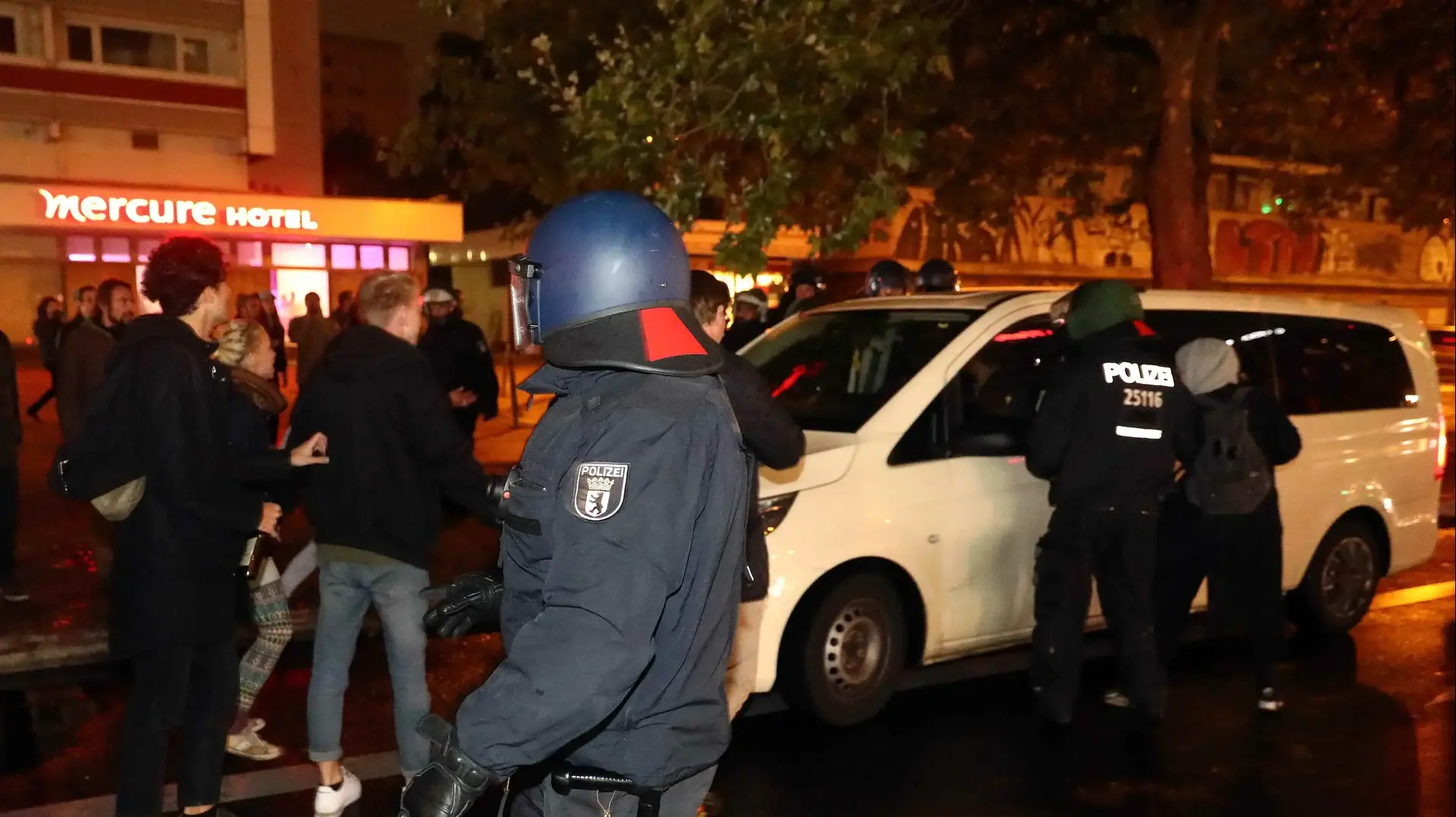 הפגנות נגד מפלגת הימין הקיצוני "אלטרנטיבה בגרמניה" לאחר הבחירות, ברלין, 25 בספטמבר 2017 הפגנות נגד מפלגת הימין הקיצוני "אלטרנטיבה בגרמניה" לאחר הבחירות, ברלין, 25 בספטמבר 2017