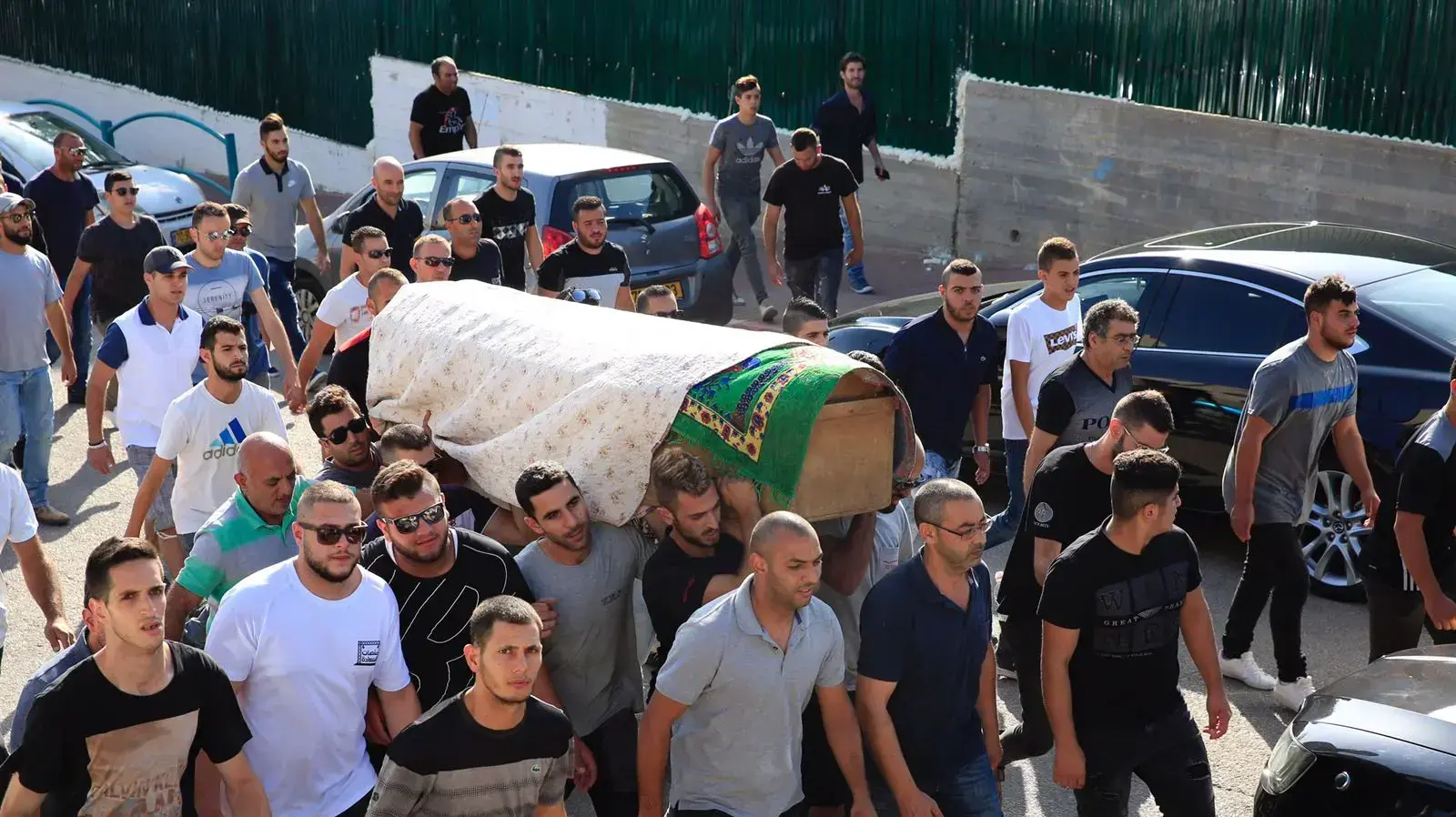ההלוויה של המאבטח יוסף עותמאן באבו גוש שנרצח בפיגוע הבוקר בהר הדר 26 בספטמבר 2017 ההלוויה של המאבטח יוסף עותמאן באבו גוש שנרצח בפיגוע הבוקר בהר הדר 26 בספטמבר 2017