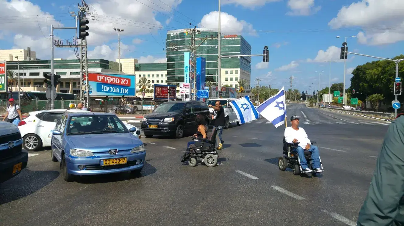 כביש 4 לדרום נחסם לתנועה בצומת רעננה צפון בעקבות מחאת הנכים 27.9.17 