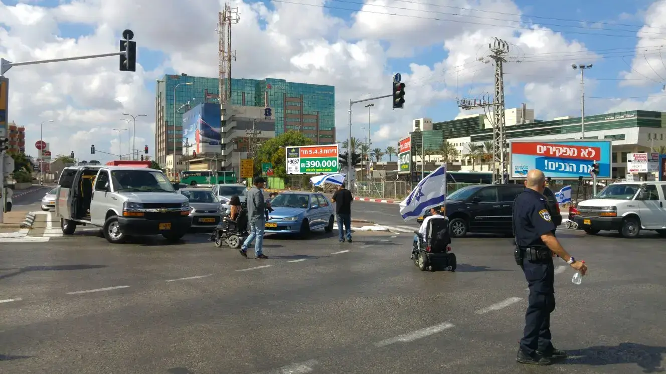 כביש 4 לדרום נחסם לתנועה בצומת רעננה צפון בעקבות מחאת הנכים 27.9.17 כביש 4 לדרום נחסם לתנועה בצומת רעננה צפון בעקבות מחאת הנכים 27.9.17