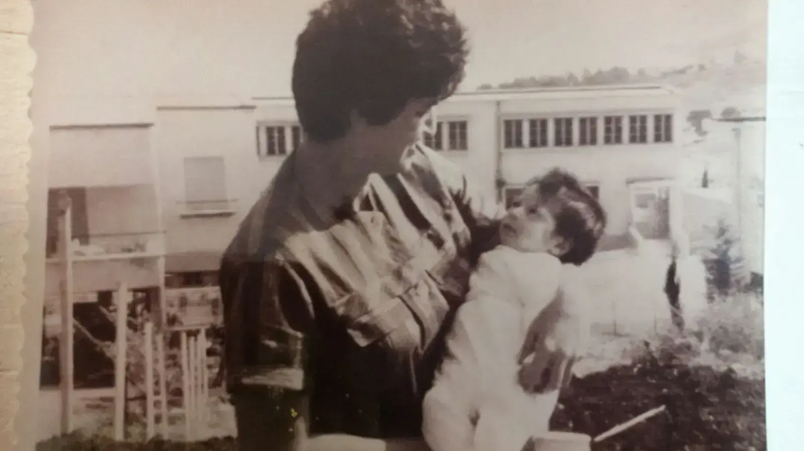 מפגש ראשון ומרגש בין בועז נורקין (מימין) החובש שלפני 50 שנה החייה תינוק שהיה על סף מוות, מלון דונה גרציה, טבריה מפגש ראשון ומרגש בין בועז נורקין (מימין) החובש שלפני 50 שנה החייה תינוק שהיה על סף מוות, מלון דונה גרציה, טבריה