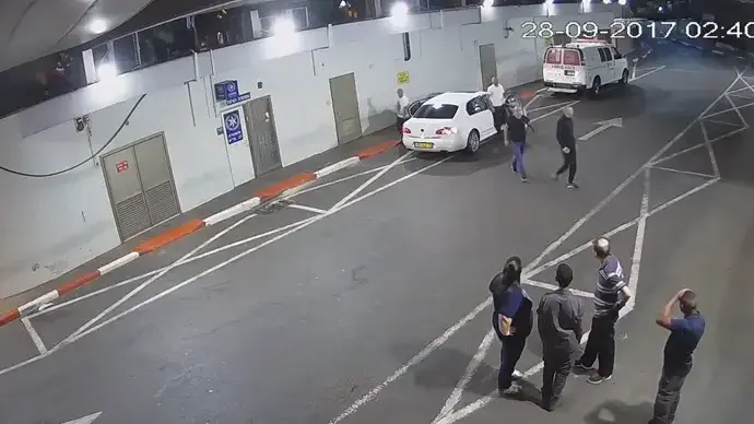 תיעוד - מצוד אחר 5 גברים שהכו הלילה מאבטחים במיון באיכילוב 28.9.17 תיעוד - מצוד אחר 5 גברים שהכו הלילה מאבטחים במיון באיכילוב 28.9.17