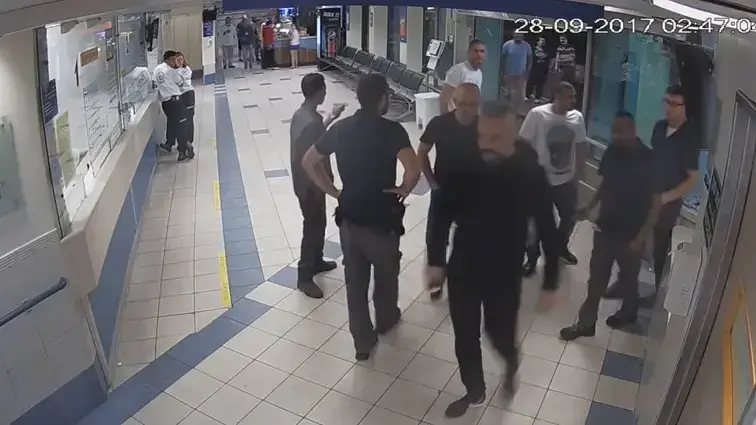 תיעוד - מצוד אחר 5 גברים שהכו הלילה מאבטחים במיון באיכילוב 28.9.17 (לא לשימוש) תיעוד - מצוד אחר 5 גברים שהכו הלילה מאבטחים במיון באיכילוב 28.9.17 (לא לשימוש)