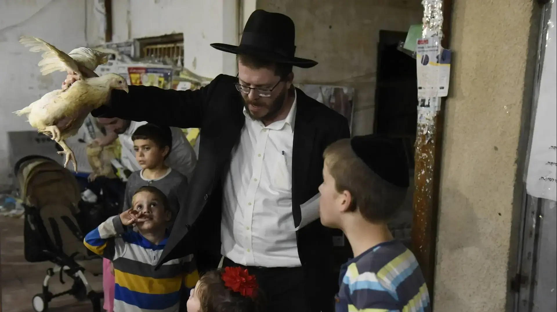 תושבים בבני ברק נוהגים מנהג כפרות ביום הכיפורים התשע"ח, 28 בספטמבר 2017 תושבים בבני ברק נוהגים מנהג כפרות ביום הכיפורים התשע"ח, 28 בספטמבר 2017