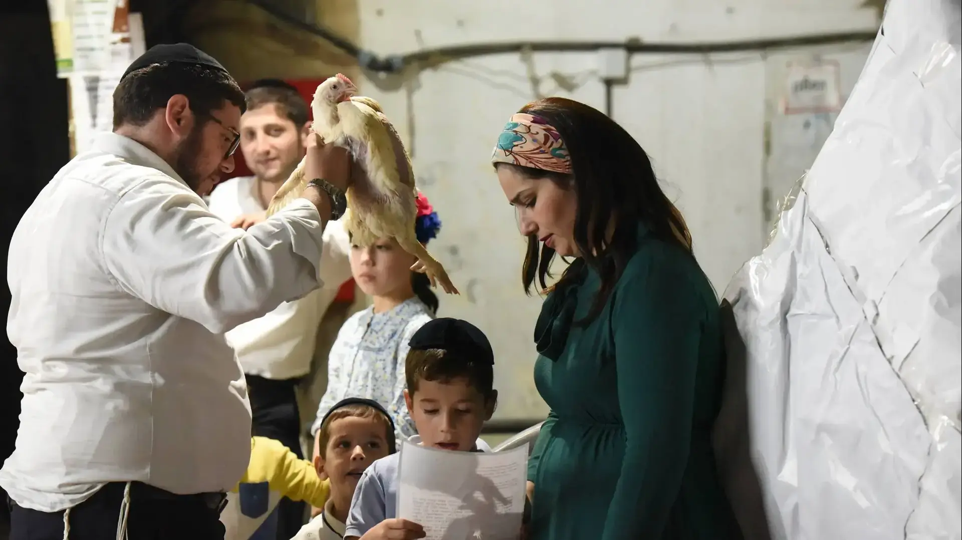תושבים בבני ברק נוהגים מנהג כפרות ביום הכיפורים התשע"ח, 28 בספטמבר 2017 תושבים בבני ברק נוהגים מנהג כפרות ביום הכיפורים התשע"ח, 28 בספטמבר 2017