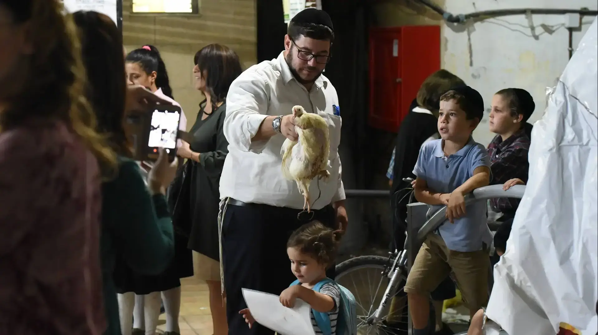 תושבים בבני ברק נוהגים מנהג כפרות ביום הכיפורים התשע"ח, 28 בספטמבר 2017 תושבים בבני ברק נוהגים מנהג כפרות ביום הכיפורים התשע"ח, 28 בספטמבר 2017