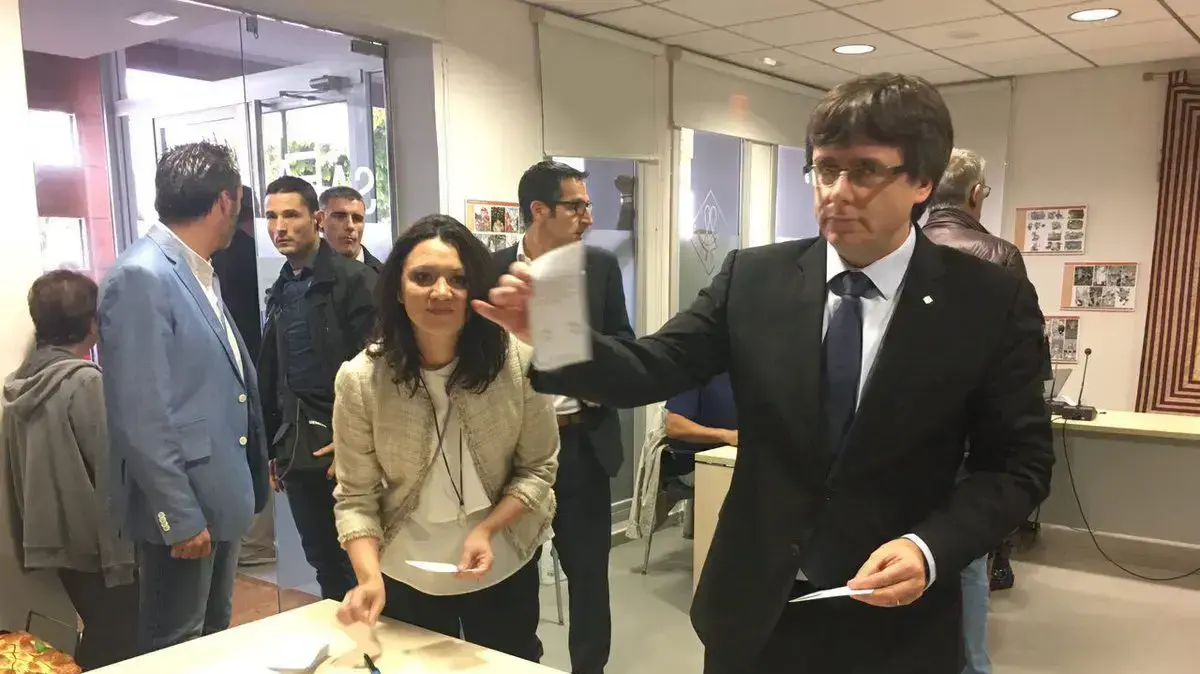 מנהיג חבל קטלוניה קרלס פוג'דמון מצביע במשאל העם על עצמאות מספרד, 1 באוקטובר 2017 מנהיג חבל קטלוניה קרלס פוג'דמון מצביע במשאל העם על עצמאות מספרד, 1 באוקטובר 2017