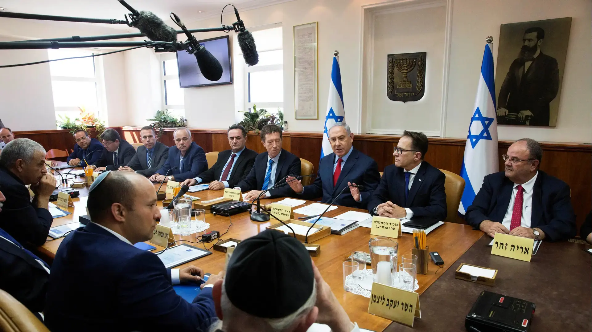 ראש הממשלה, בנימין נתניהו, במהלך ישיבת הממשלה השבועית בלשכתו בירושלים  1 באוקטובר 2017