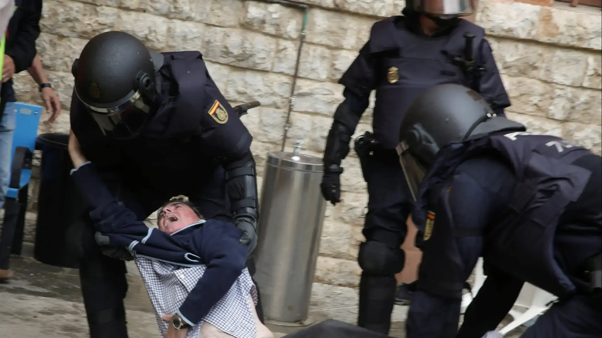 אדם נגרר על ידי המשטרה בעקבות הפרות סדר במהלך משאל עם בספרד על עצמאות קטלוניה, טרגונה, 1 באוקטובר 2017 אדם נגרר על ידי המשטרה בעקבות הפרות סדר במהלך משאל עם בספרד על עצמאות קטלוניה, טרגונה, 1 באוקטובר 2017