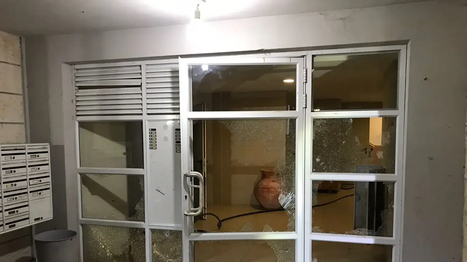 דלת בניין מגורים באלעד שהתנפצה לאחר פיצוץ רימון, 1 באוקטובר 2017