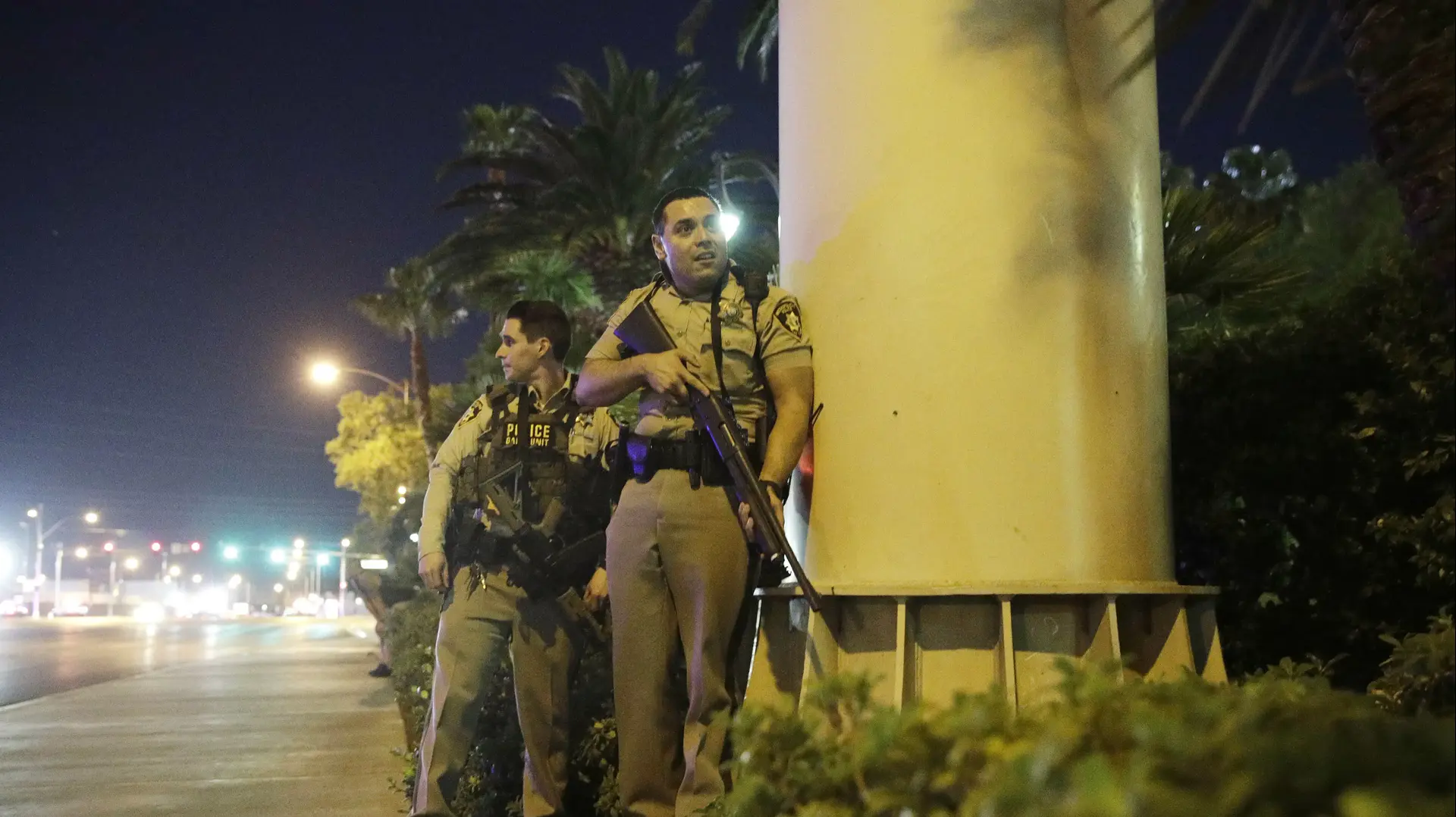 שוטרים מחוץ לזירת הירי במלון מנדליי ביי בלאס וגאס, 2 באוקטובר 2017 שוטרים מחוץ לזירת הירי במלון מנדליי ביי בלאס וגאס, 2 באוקטובר 2017