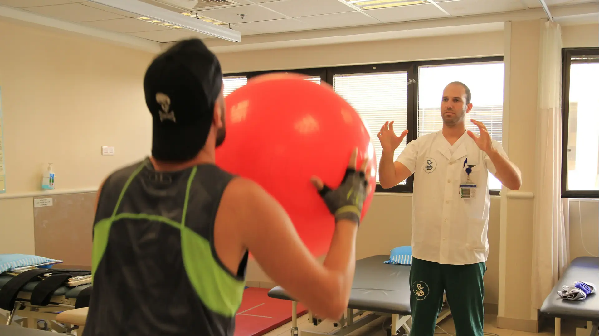 ירין אשכנזי הלוחם שנפצע בפיגוע בבנימין במחלקת לשיקום ראש בתל השמור ירין אשכנזי הלוחם שנפצע בפיגוע בבנימין במחלקת לשיקום ראש בתל השמור