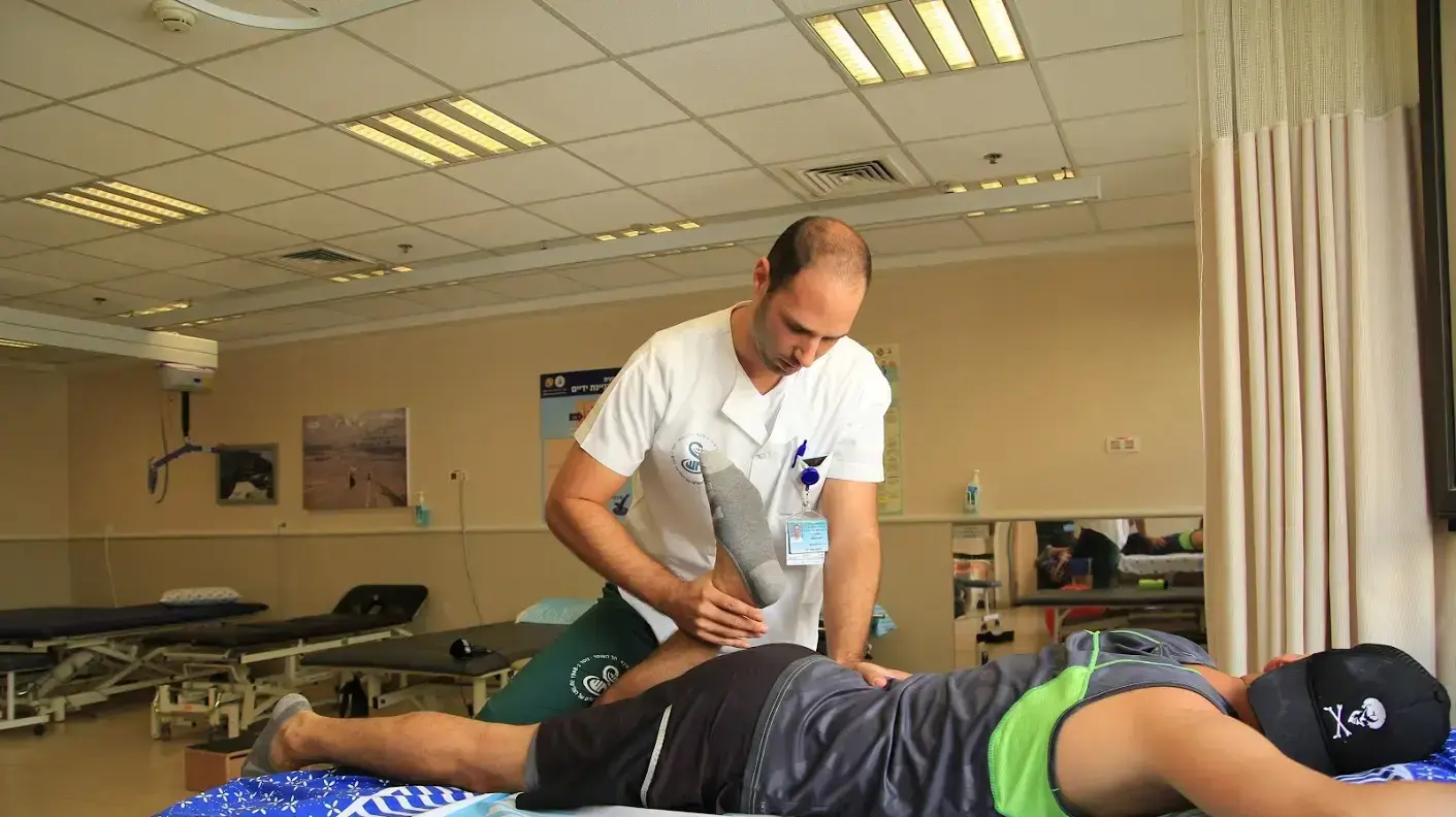 ירין אשכנזי הלוחם שנפצע בפיגוע בבנימין במחלקת לשיקום ראש בתל השמור ירין אשכנזי הלוחם שנפצע בפיגוע בבנימין במחלקת לשיקום ראש בתל השמור