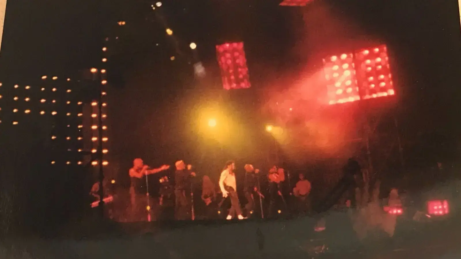 טלפונים ניידים בהופעו. ריטה אורחת עורכת טלפונים ניידים בהופעו. ריטה אורחת עורכת
