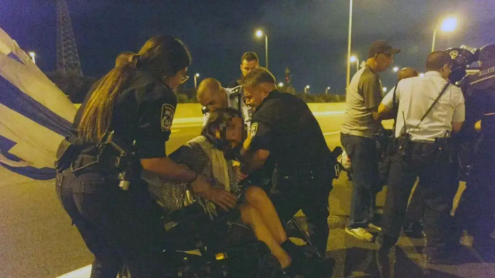 שוטרים גוררים פעילי מחאת הנכים באזור מחלף חולות, 4 באוקטובר 2017 שוטרים גוררים פעילי מחאת הנכים באזור מחלף חולות, 4 באוקטובר 2017