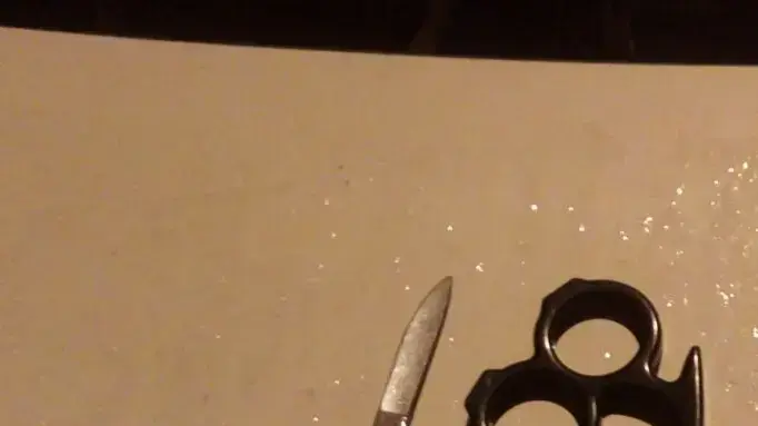 שני צעירים שהסתובבו עם אולר ואגרופן מחשש ל"ליצנים" עוכבו בירושלים, 5 באוקטובר 2017 שני צעירים שהסתובבו עם אולר ואגרופן מחשש ל"ליצנים" עוכבו בירושלים, 5 באוקטובר 2017