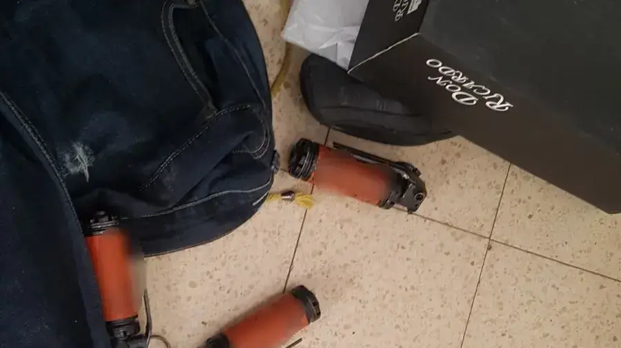 רימוני הלם שנתפסו במסגרת מעצר חשודים בשורת פיצוצים בתל אביב, 6 באוקטובר 2017