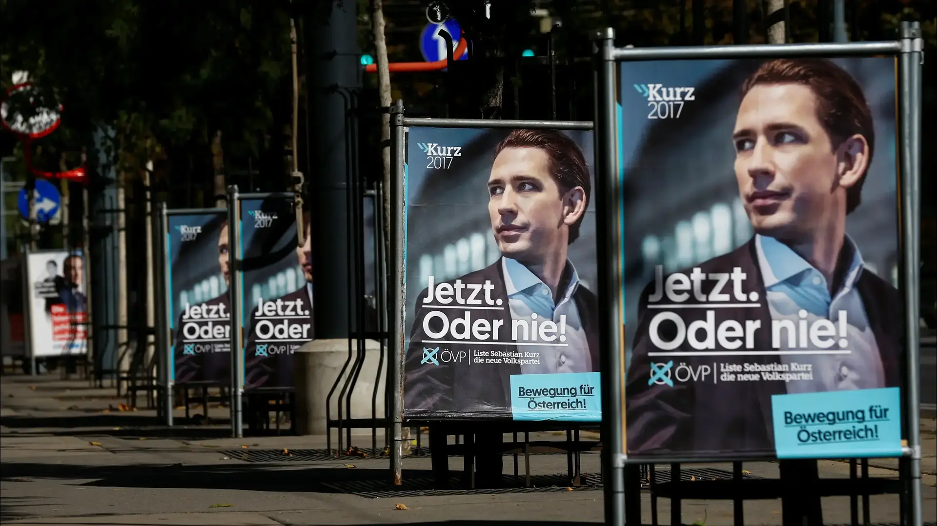 שלטי חוצות בעד מנהיג השמרנים קורץ בווינה, בירת אוסטריה, אוקטובר 2017 שלטי חוצות בעד מנהיג השמרנים קורץ בווינה, בירת אוסטריה, אוקטובר 2017