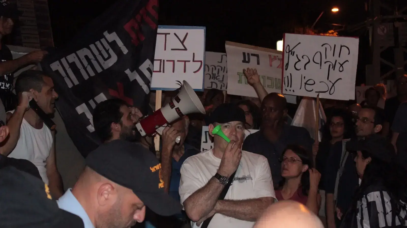 הפגנת תושבים מול ביתה של שופטת העליון אסתר חיות במחאה על יחס בג"ץ למבקשי מקלט, 7 באוקטובר 2017