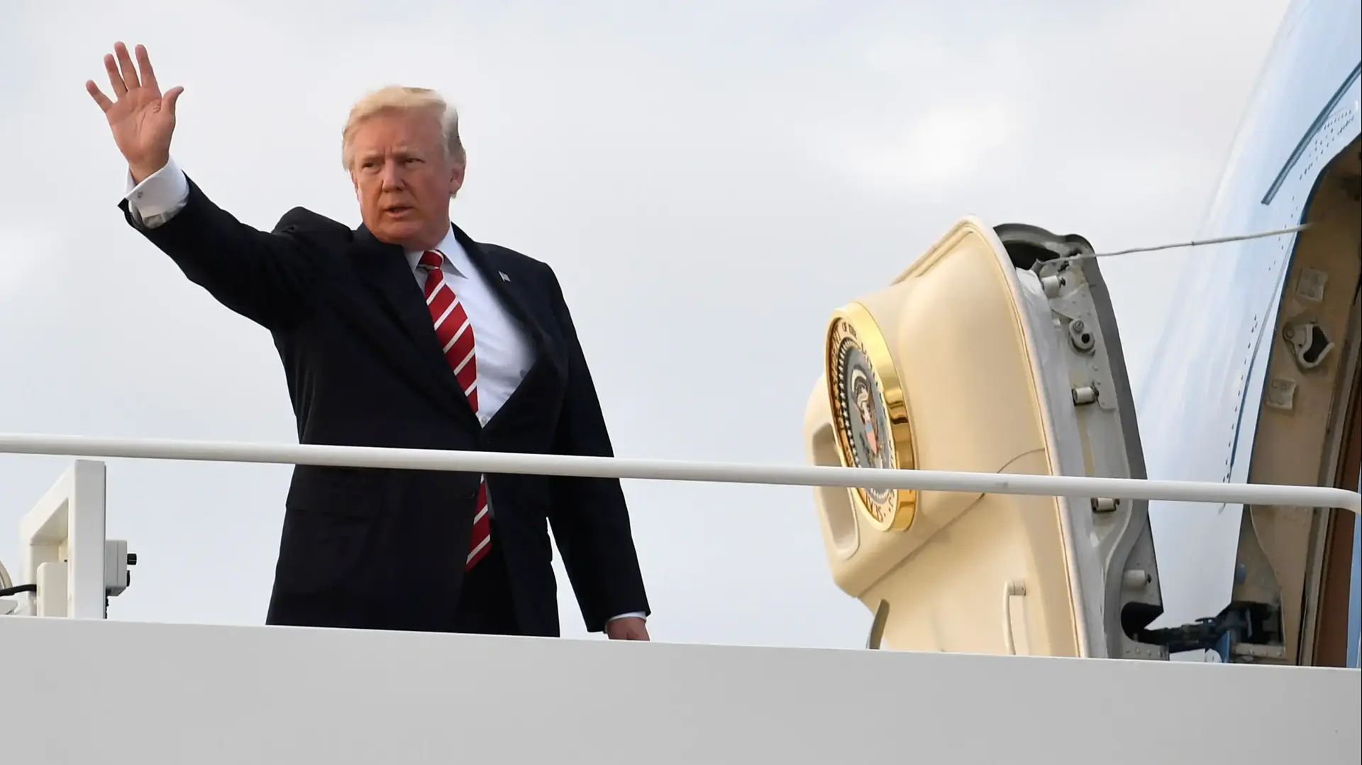 נשיא ארצות הברית דונלד טראמפ עולה על מטוס "אייר פורס 1", 8 באוקטובר 2017