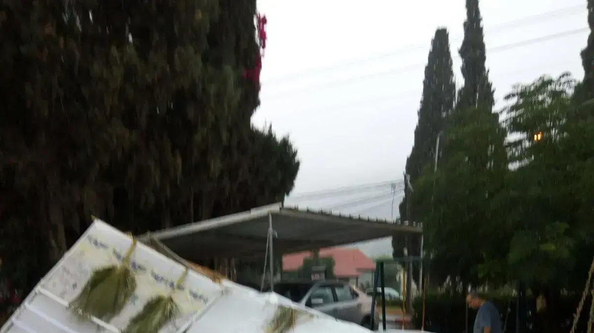 סוכה שנפלה בקרית טבעון ברוחות ובגשם 9 באוקטובר 2017 סוכה שנפלה בקרית טבעון ברוחות ובגשם 9 באוקטובר 2017
