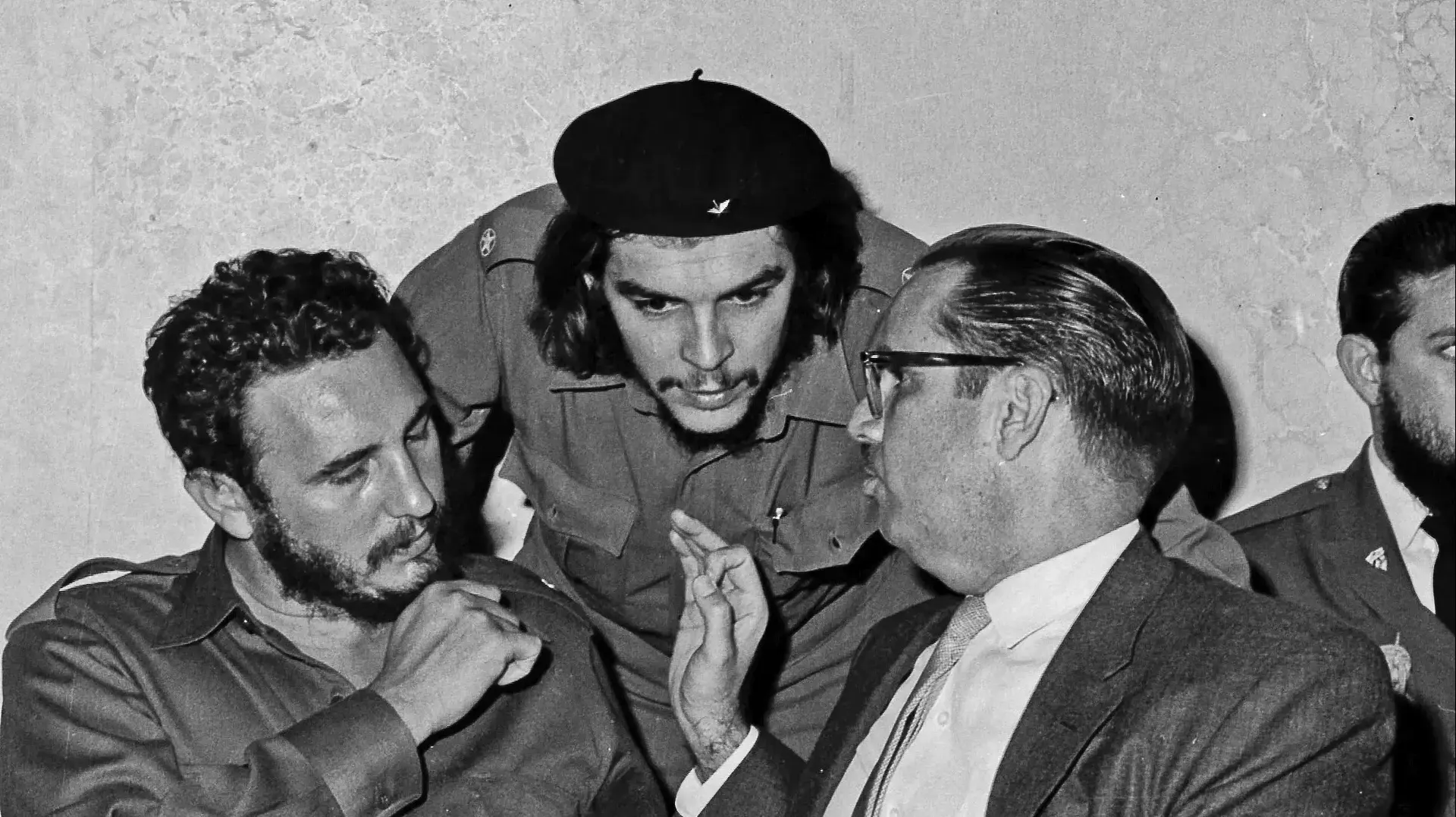 צ'ה גווארה (במרכז), לצד פידל קסטרו (משמאל) ונשיא קובה, 1960 צ'ה גווארה (במרכז), לצד פידל קסטרו (משמאל) ונשיא קובה, 1960