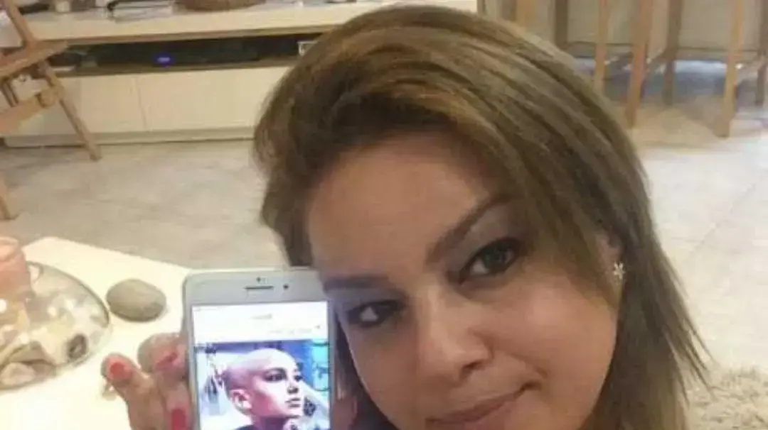 ענת עמישי מחזיקה את הנייד של בתה מאי גורפינקל ז"ל שנפטרה מסרטן