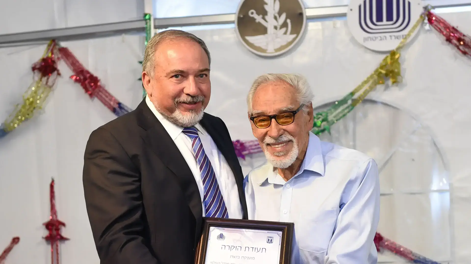 שר הביטחון אביגדור ליברמן מארח בסוכת שר הביטחון בקריה בתל אביב, חיילים ממערך ההגנה האווירית, חיילי שריון וחיילי תותחנים 10 באוקטובר 2017 שר הביטחון אביגדור ליברמן מארח בסוכת שר הביטחון בקריה בתל אביב, חיילים ממערך ההגנה האווירית, חיילי שריון וחיילי תותחנים 10 באוקטובר 2017