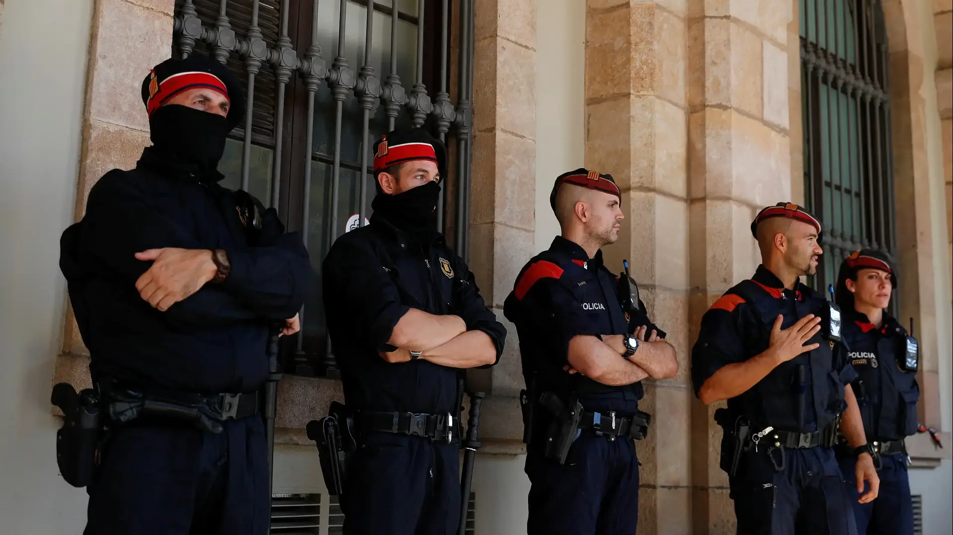 שוטרים קטלנים מאבטחים את מבנה הפרלמנט בברצלונה שוטרים קטלנים מאבטחים את מבנה הפרלמנט בברצלונה